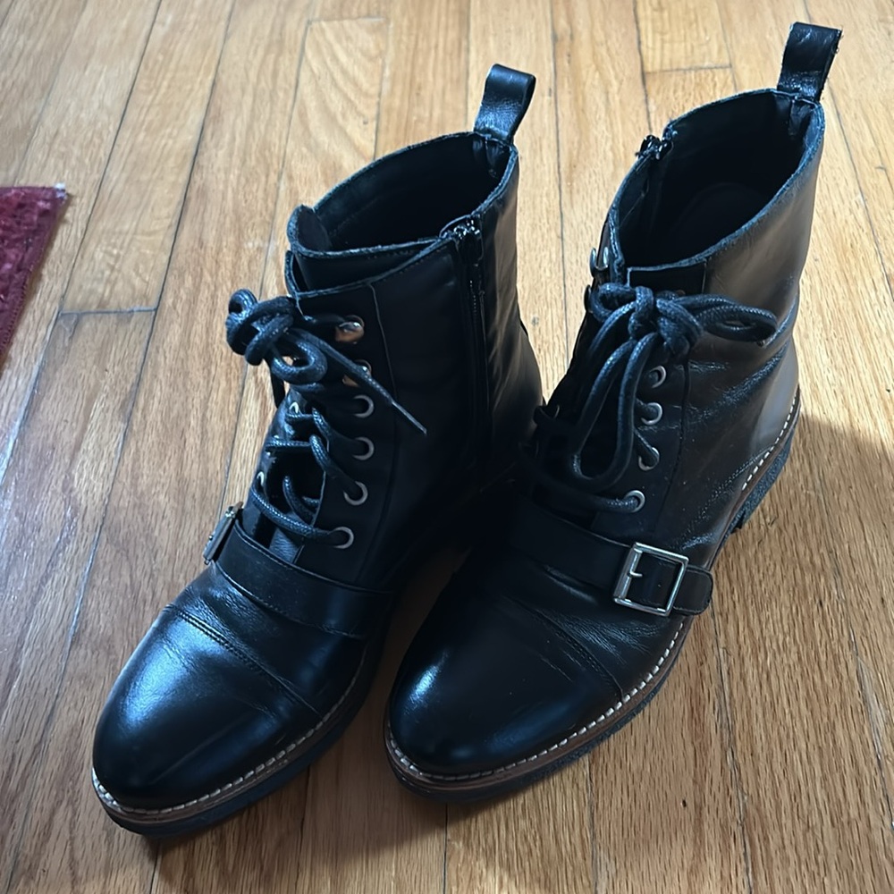 Black leather bertuchi lace and side zip boots with buckle like new size 7.5